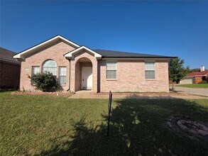 8541 Rainy Lake Dr in Fort Worth, TX - Foto de edificio - Building Photo