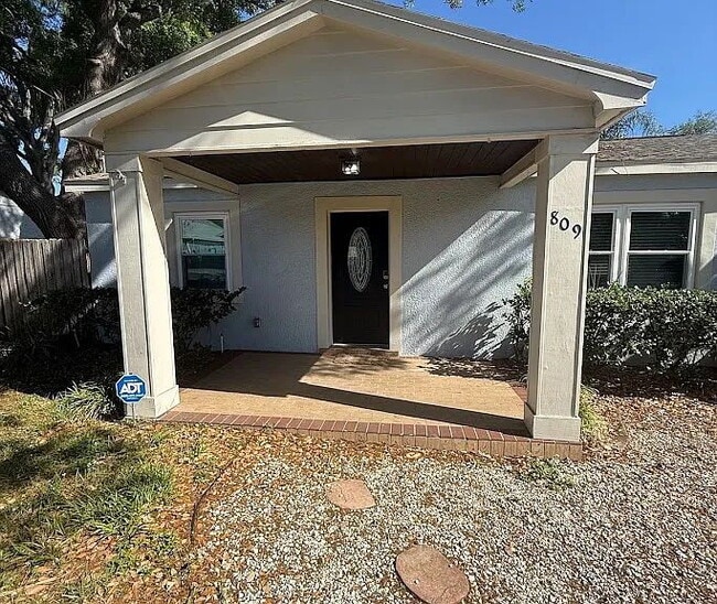 property at 809 W Hiawatha St