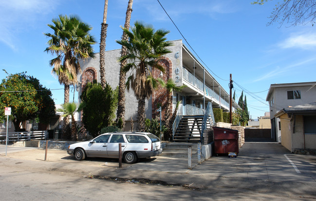 6902 Vesper Ave in Van Nuys, CA - Building Photo - Building Photo