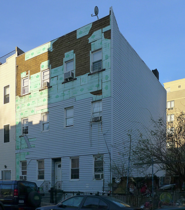 21 Fayette St in Brooklyn, NY - Building Photo