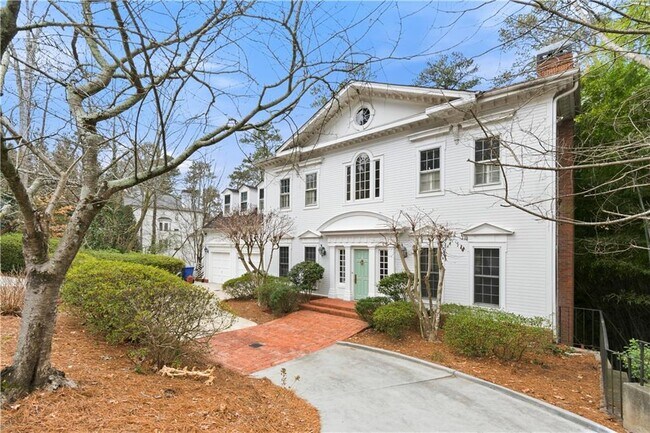 430 W Wesley Rd NW in Atlanta, GA - Building Photo - Building Photo