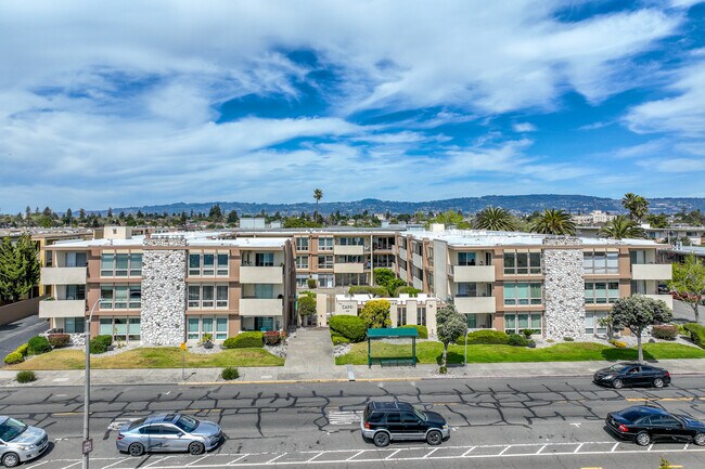 1825 Shoreline Dr in Alameda, CA - Foto de edificio - Building Photo