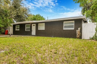 2110 Alemanda Dr in Clearwater, FL - Building Photo - Building Photo