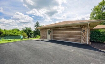 87 Churchill Dr in York, PA - Building Photo