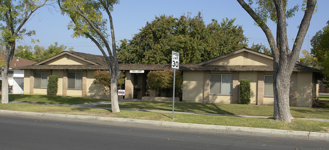 1111-1123 W 19th St in Merced, CA - Foto de edificio - Building Photo