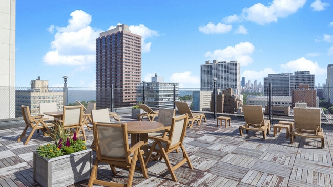 360 W Wellington Ave in Chicago, IL - Building Photo - Building Photo