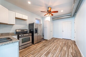 1638 W 18th Pl, Unit 2F in Chicago, IL - Building Photo - Building Photo