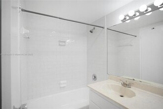 800 West Ave, Unit 924 in Miami Beach, FL - Building Photo - Building Photo