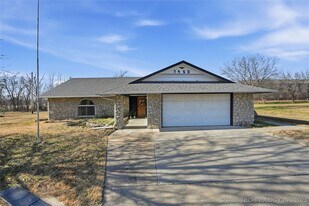 7450 N 117th E Ave in Owasso, OK - Building Photo