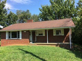 5014 Unicoi Dr in Unicoi, TN - Building Photo