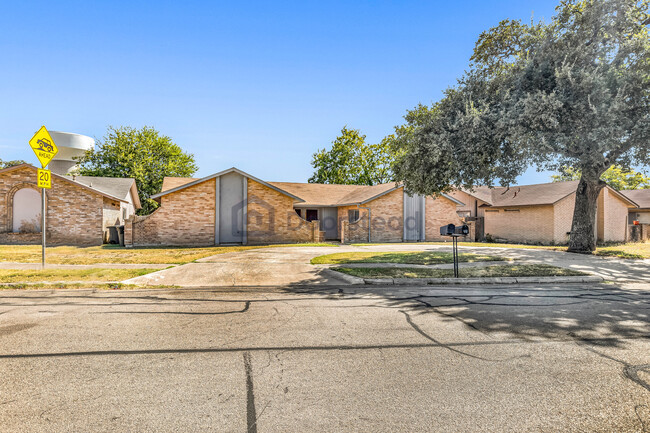 4714 Oakfield Way in San Antonio, TX - Foto de edificio - Building Photo