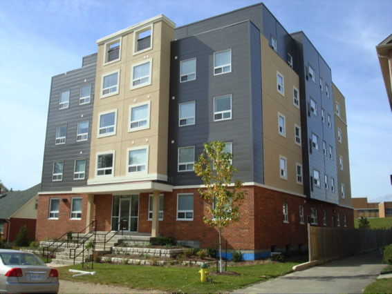 325 Spruce Street in Waterloo, ON - Foto de edificio