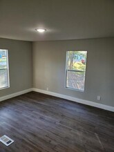 309 W Gentry St in Bells, TX - Foto de edificio - Building Photo