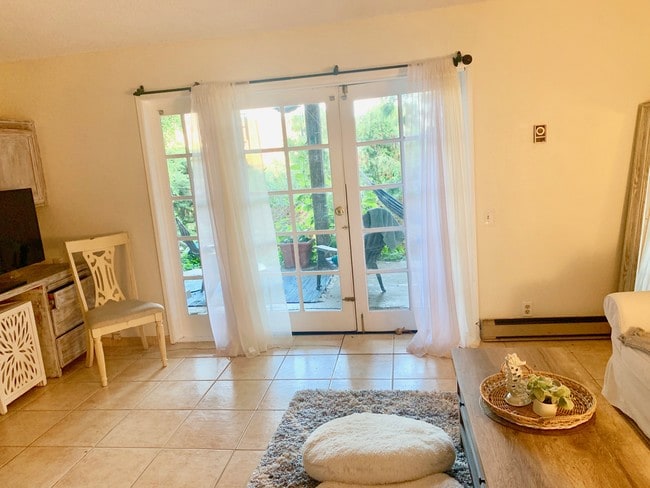 4374 Hillview Dr, Unit B in Malibu, CA - Building Photo - Building Photo