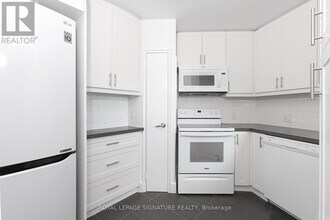 9 Deer Park Crescent in Toronto, ON - Building Photo - Building Photo