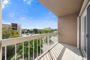 7920 Camino Real in Miami, FL - Building Photo
