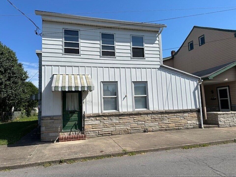 469 North St in Millersburg, PA - Building Photo