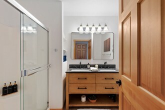 10237 NW Wilshire Ln in Portland, OR - Foto de edificio - Building Photo