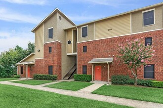 FOX BEND APARTMENTS in Garland, TX - Foto de edificio - Building Photo