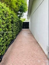 12721 SW 75th St in Miami, FL - Foto de edificio - Building Photo