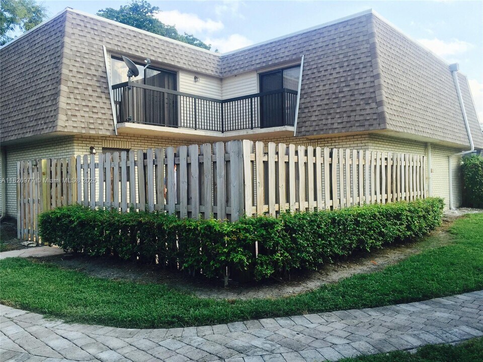 8205 SW 23rd Ct in North Lauderdale, FL - Building Photo