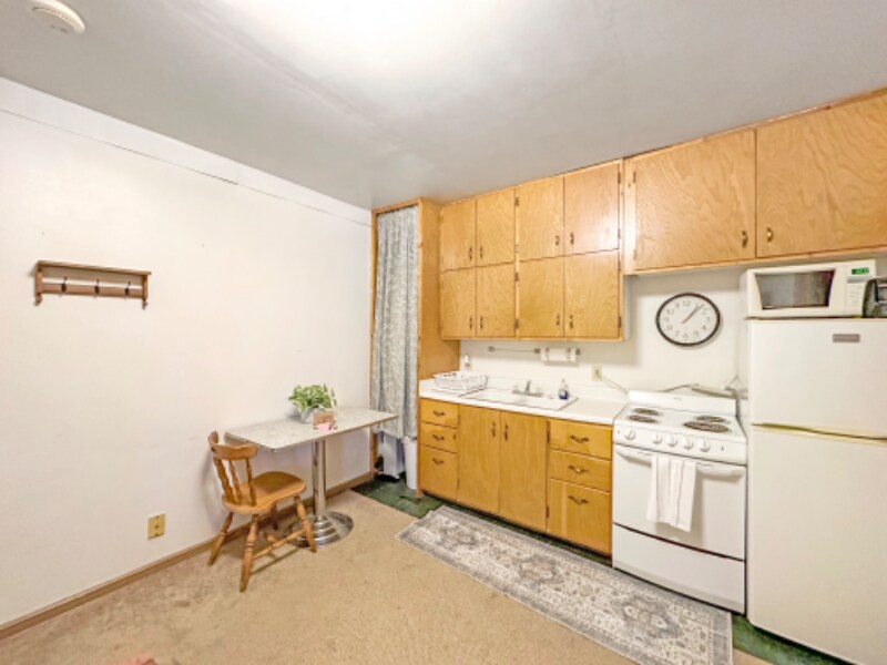 208 2nd St S-Unit -6 in Hallock, MN - Building Photo