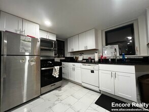 16 Upland Rd in Cambridge, MA - Foto de edificio - Building Photo