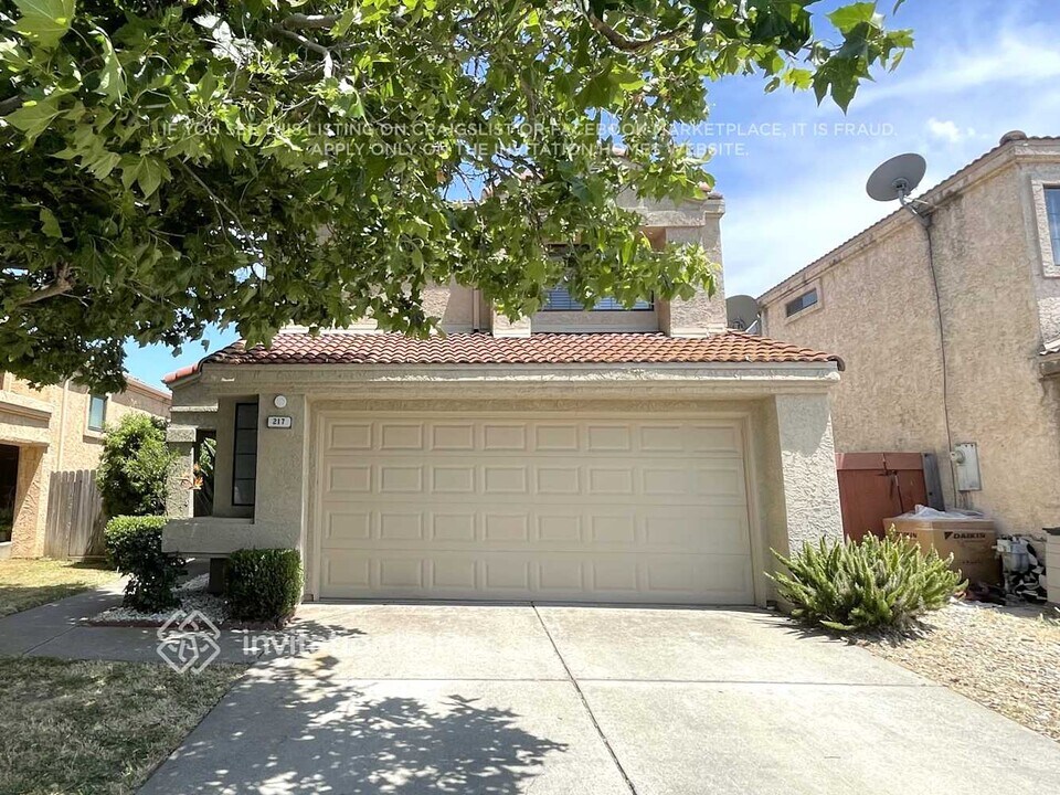 217 Rolfe Dr in Pittsburg, CA - Building Photo