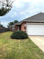 725 Kingston Dr in Grand Prairie, TX - Building Photo