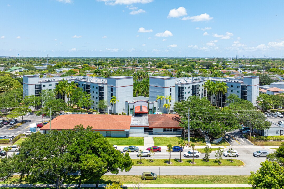 Pines Point in Pembroke Pines, FL - Foto de edificio
