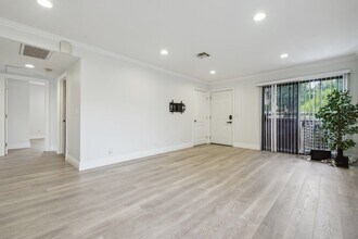 1079 Laguna Ave in Los Angeles, CA - Building Photo - Building Photo