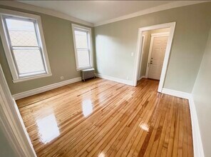 36-31 30th St in Astoria, NY - Foto de edificio - Building Photo