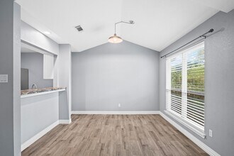 8 Hideaway Dr in Friendswood, TX - Building Photo - Building Photo