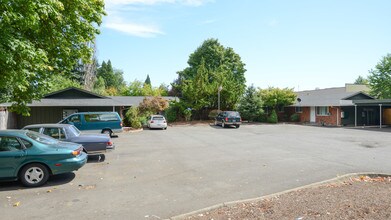 834-838 SE 10th Ave in Hillsboro, OR - Foto de edificio - Building Photo