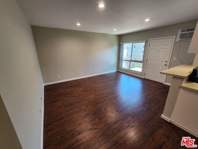 7925 Vineland Ave in Los Angeles, CA - Building Photo - Building Photo