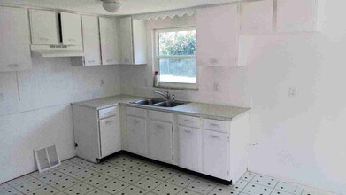 8271 Pelican Rd in Englewood, FL - Building Photo - Building Photo