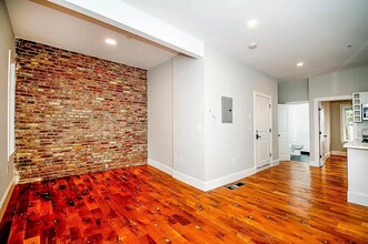 145 Chelsea St, Unit 1 in Boston, MA - Building Photo - Building Photo