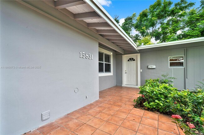 15831 Palmetto Club Dr in Miami, FL - Building Photo - Building Photo