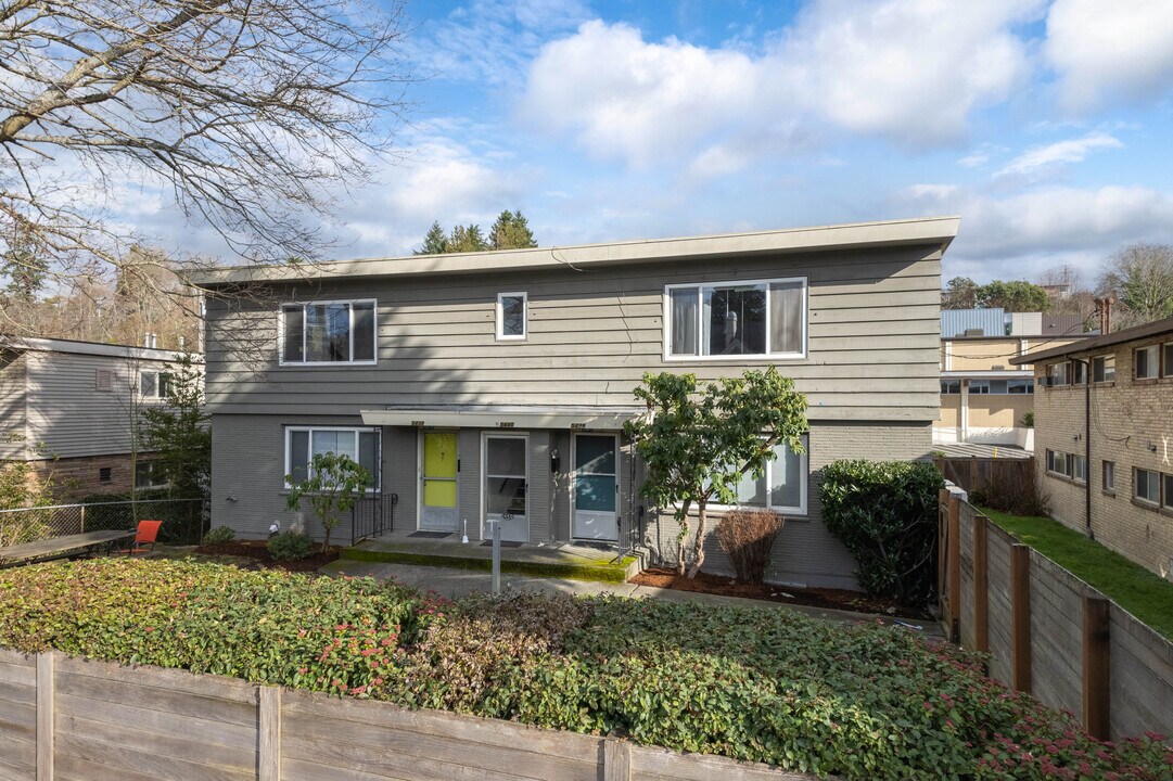 5440 Fauntleroy Way SW in Seattle, WA - Building Photo