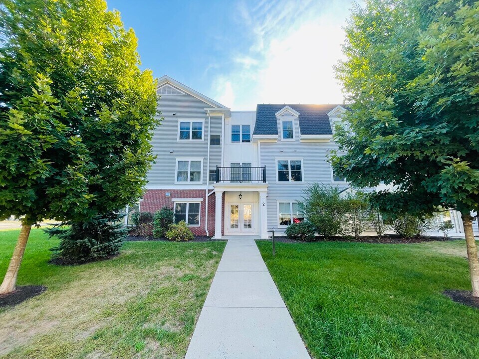 2 Bishop Rd-Unit -Kingswood Place in West Hartford, CT - Building Photo