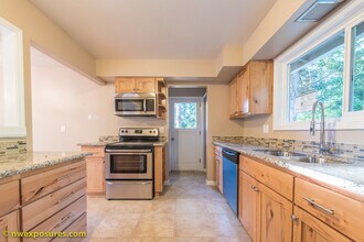 12025 SW 64th Ave in Portland, OR - Building Photo - Building Photo