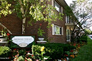 19-21-21 Wells St in Saratoga Springs, NY - Building Photo