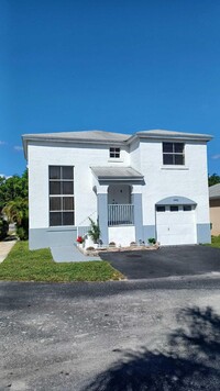 4400 SW 72nd Terrace in Davie, FL - Building Photo - Building Photo