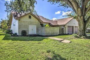 304 Oak St in Port Neches, TX - Building Photo
