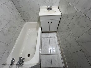 1945 W Bethune St, Unit 2 in Detroit, MI - Building Photo - Building Photo