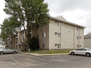 Evergreen Square Apartments in Buffalo, MN - Building Photo - Building Photo