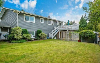 2820 E Crestline Dr in Bellingham, WA - Building Photo - Building Photo