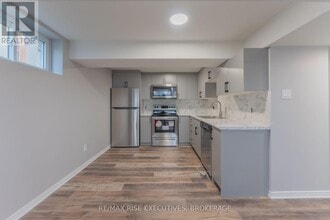 788-788 Hillside Dr in Kingston, ON - Building Photo - Building Photo