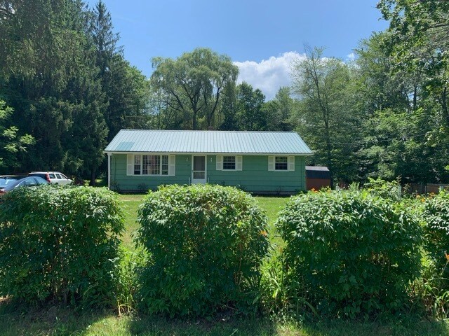 37 Huntington Rd in Hadley, MA - Building Photo