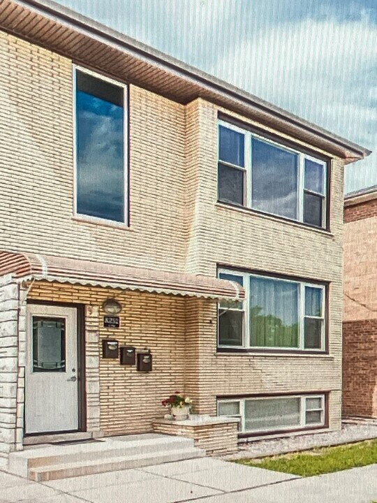 8252 W 95th St, Unit 2 in Hickory Hills, IL - Building Photo